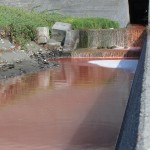 【これはひどい】真っ赤な生活排水(汚染水)が蒲原海岸へ流れ込み赤潮のような海に…